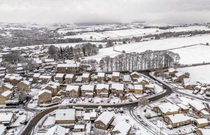 Weather latest: New snow and ice warning issued by Met Office as travel disruption expected