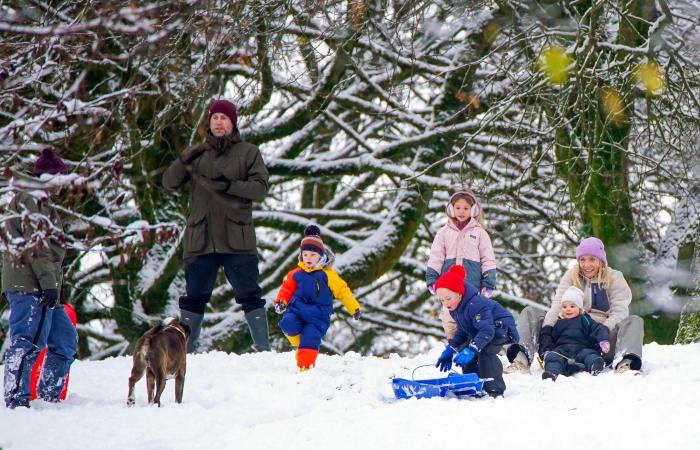 Weather latest: New snow and ice warning issued by Met Office as travel disruption expected