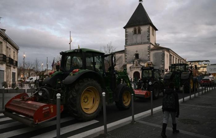 third day of mobilization, the government condemns blockages and damage