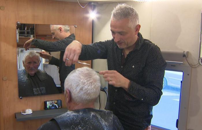 On board his “Hair Bus”, a traveling hairdresser brings style back to the villages of Haute-Loire