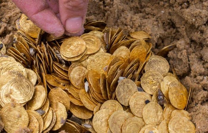 2 million euros in gold coins discovered by a worker on a construction site