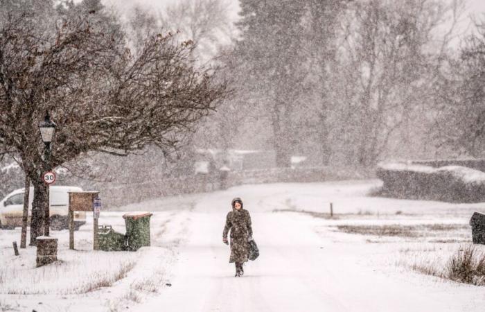 More snow to fall over the weekend as Met Office issues warning for floods | UK News