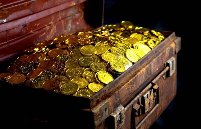 He was renovating a house: a worker came across a fabulous treasure, a chest weighing around thirty kilos filled with gold coins.