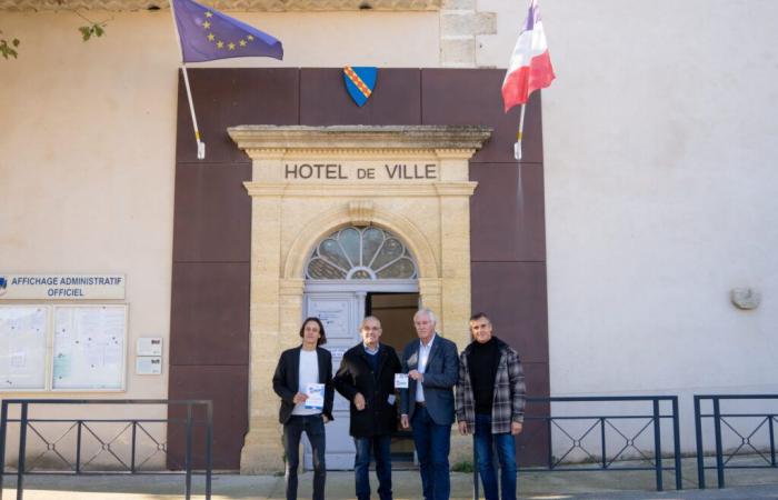 The CCI Gard presents Inside gift cards to the Town Hall of Rochefort-du-Gard