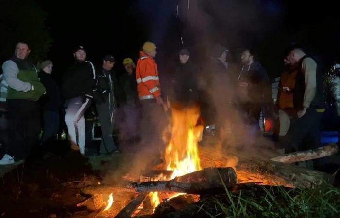 farmers camp on the edge of the A20 and the A89 to block food transport