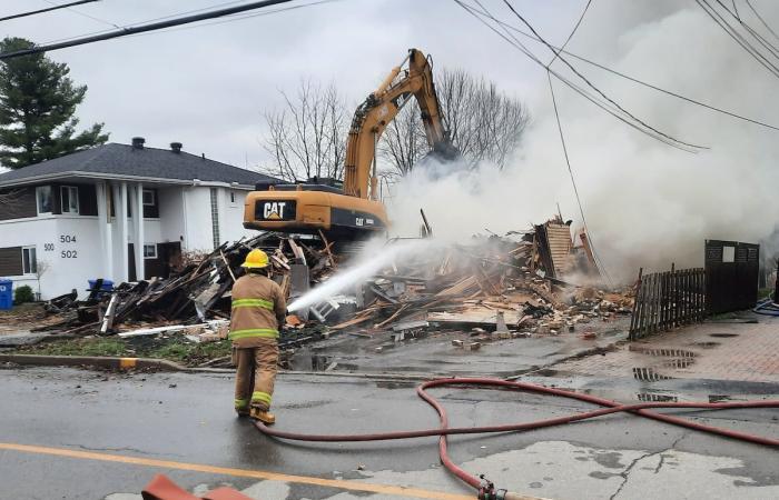 An apartment building razed by flames in Nicolet