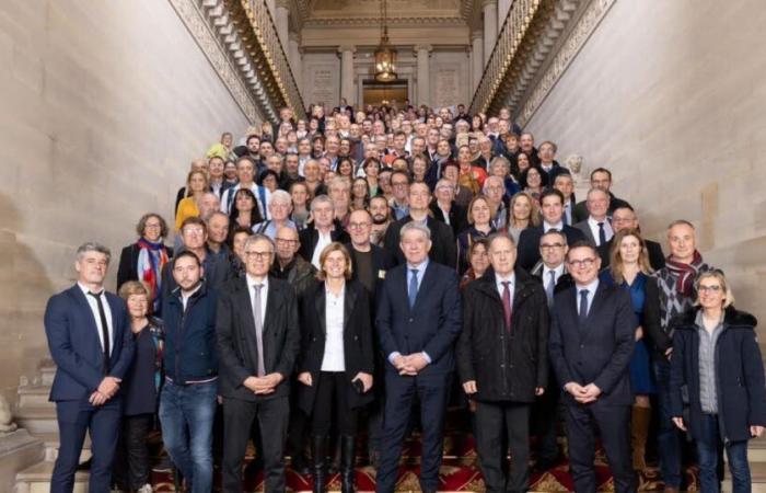 Paris. More than 200 elected officials from Isère were received in the Senate