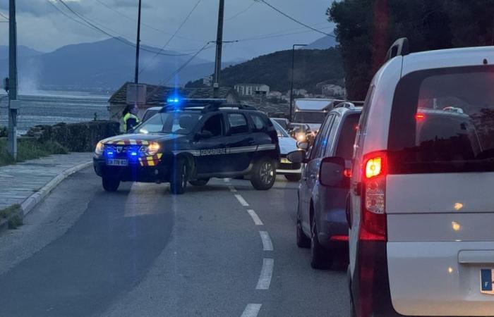 Cape Town road blocked and flights canceled