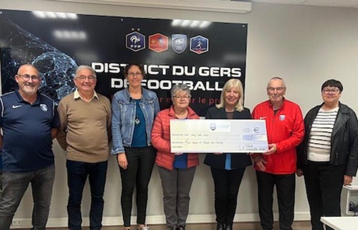 Amateur football: a check for 900 euros given by the District of Gers to the League against cancer