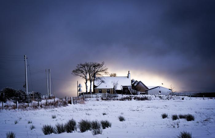 Weather latest: New snow and ice warning issued by Met Office as travel disruption expected