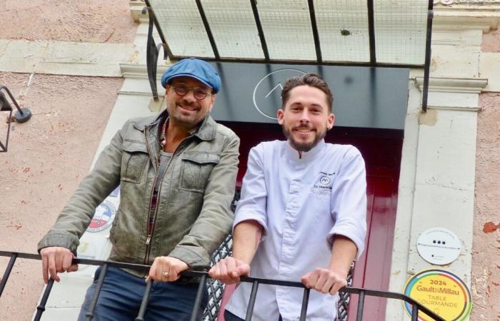 A member of La Rue Kétanou gives a free concert in this restaurant in Giverny