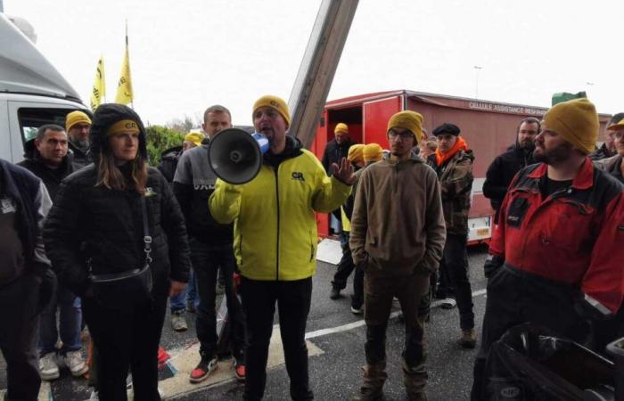 On their way to Gironde, farmers from Lot-et-Garonne are targeting a supermarket in Marmande