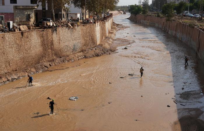 the Minister of Ecology defends the government's action during the floods