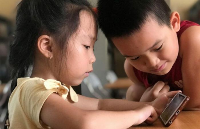 China wants to limit the time teenagers spend on their smartphones to one hour