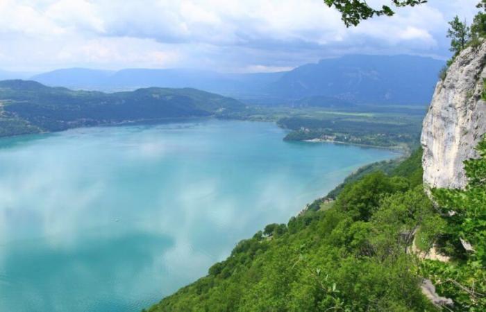 In Savoie, the largest natural lake in France and its preserved ecosystem dazzle us in winter