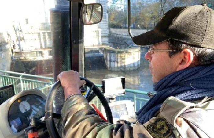 a convoy leaves for Place Ducale and the Christmas market