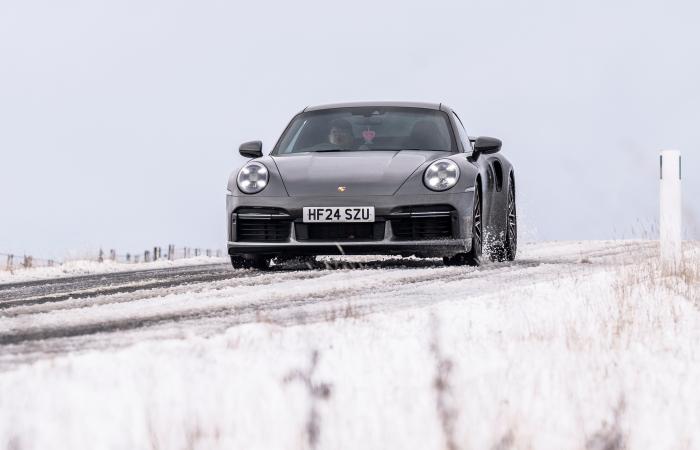 Weather latest: New snow and ice warning issued by Met Office as travel disruption expected