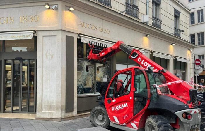 Lyon. A jewelry store attacked with a construction machine in the center, what we know