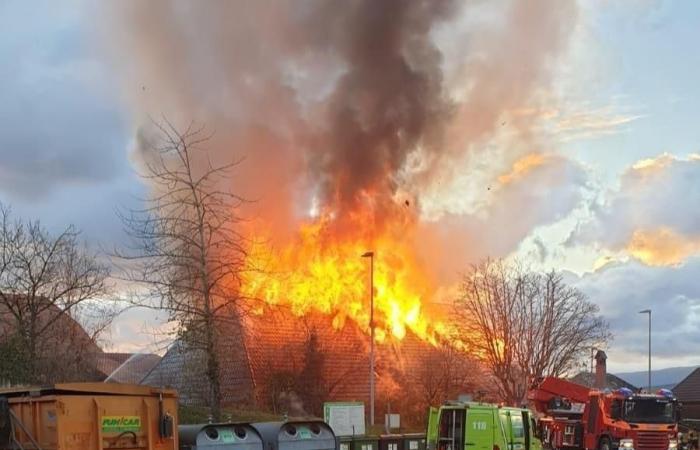 Fire John’s small farm Kallnach: Building is on fire