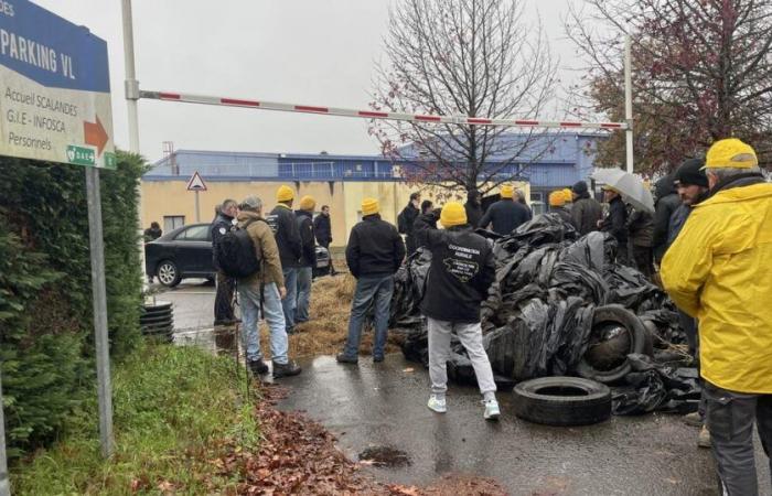 in the Landes, farmers block an E.Leclerc logistics platform