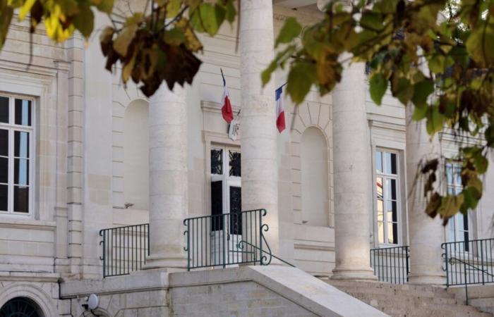 he is convicted of death threats with a knife and scalpel in Argenton-sur-Creuse