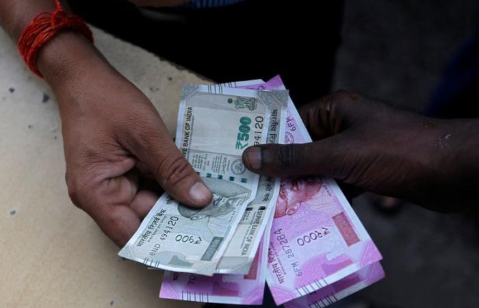 The rebound of the dollar and the persistence of outflows keep the rupee under pressure