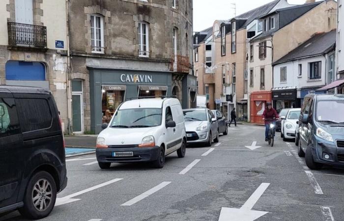 How to cycle on rue Hoche in Vannes?