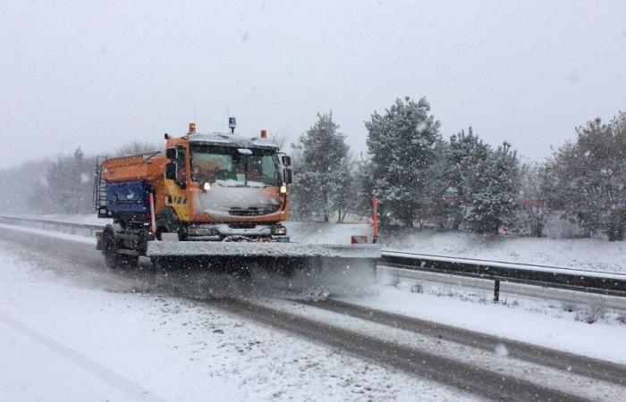 Snow in northern Franche-Comté: cars in ditches and trucks jackknifed