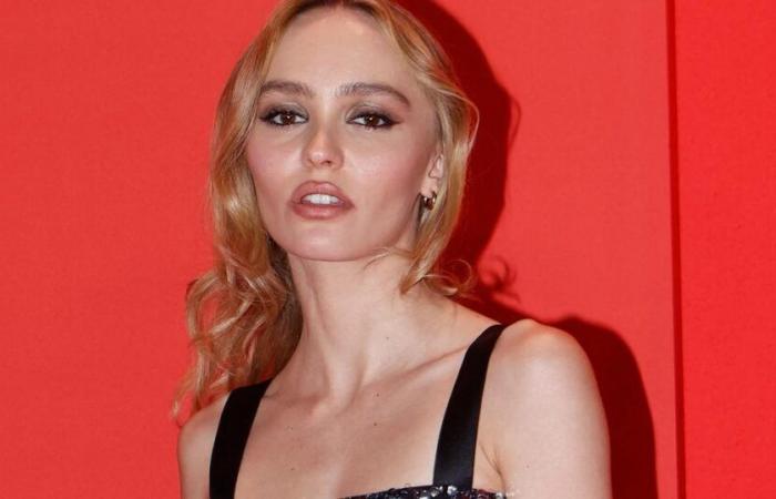 Lily-Rose Depp in turn succumbs to the emblematic hairstyle of Hollywood actresses