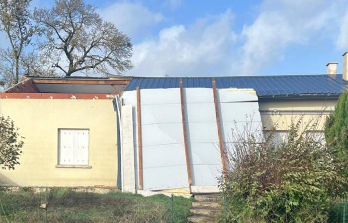 up to 118 km/h wind, the roof of a house torn off