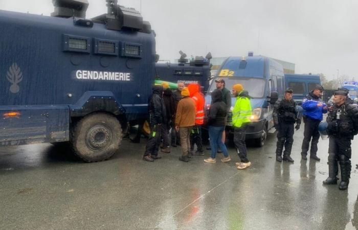 Mobilization of farmers in Gironde: demonstrators evacuated from Beychac-et-Caillau by the gendarmes