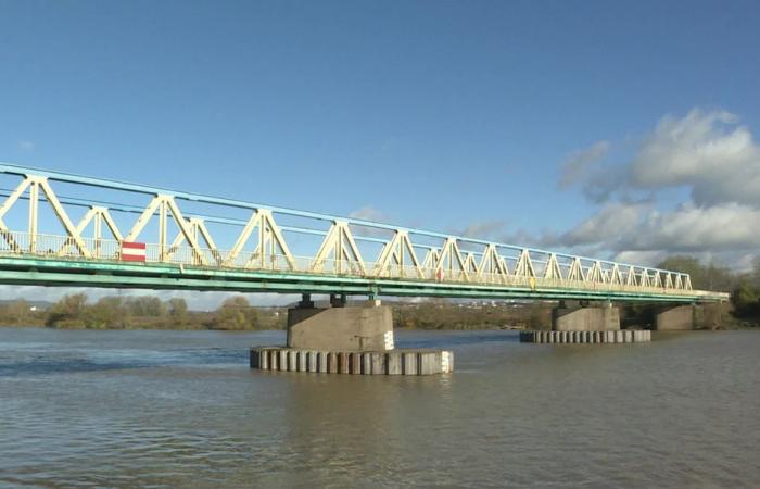 A hole in the roadway of a bridge disrupts the daily lives of 20,000 motorists