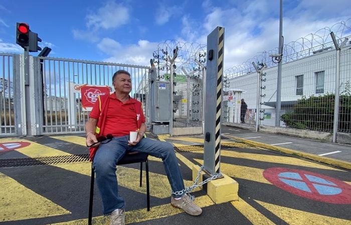 a trade unionist chains himself in protest