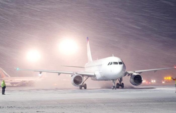 Snow causes significant delays at Paris-Charles-de-Gaulle airport, 10% of flights canceled