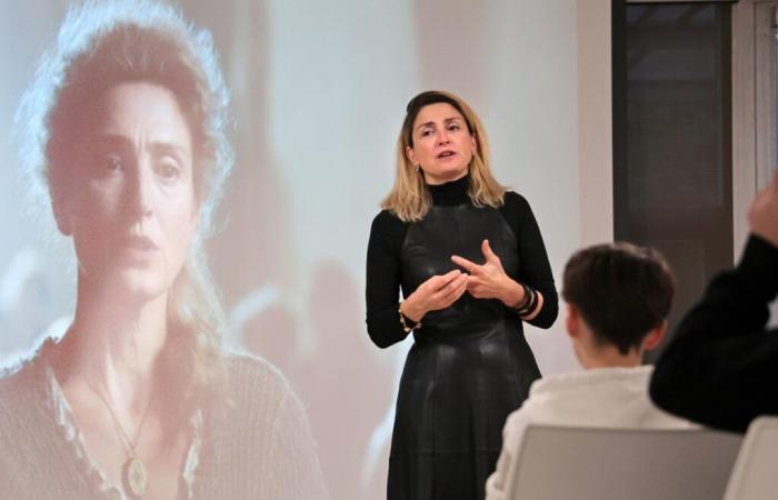 “It’s not women who are fragile, it’s their rights,” recalls Julie Gayet, visiting a college in Landes