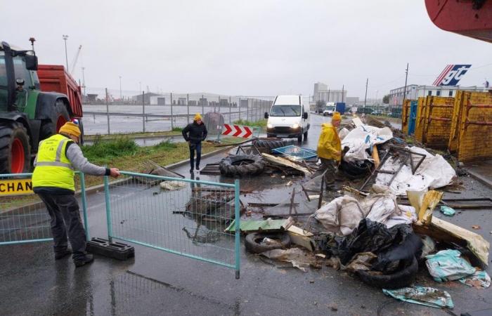 in Bassens, the entrances to the Port of Bordeaux still under siege