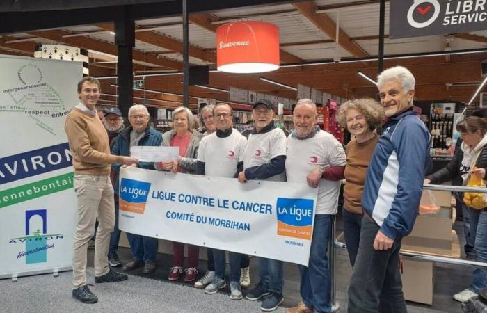 Aviron hennebontais makes a donation of €547 to the league against cancer