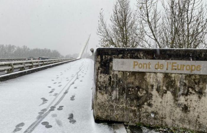 Live – The snow is starting to hold on the roads of the Loiret