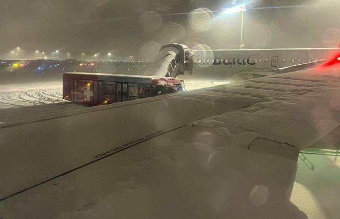 Snow temporarily shuts down Zurich Airport completely