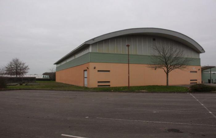 Located in a flood zone, this new sports hall near Nantes will be “slightly elevated”