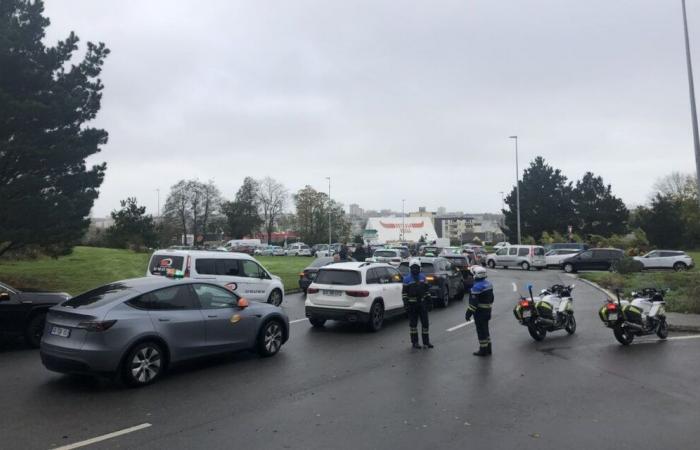 LIVE – angry Finistère taxis largely block the Pen-ar-C’hleuz roundabout, meeting in progress at the sub-prefecture [Vidéo]