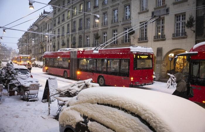 Snow falls all the way to the plain in places, causing several accidents – rts.ch