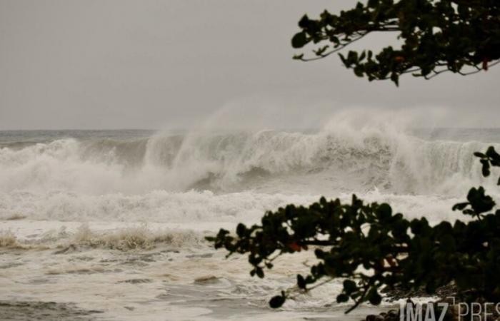 Even weakened Bheki causes swell and strong wind in Reunion