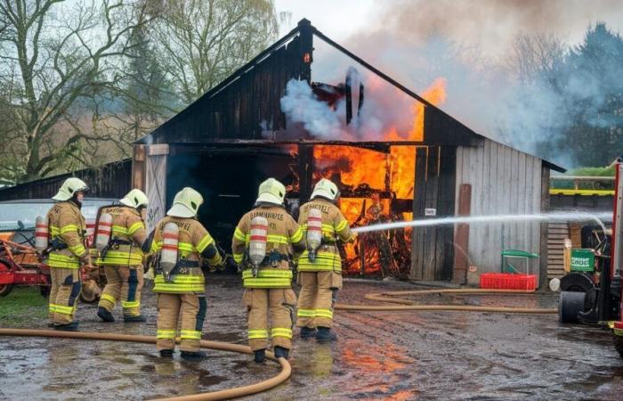 Near Rouen: fire in an agricultural building, burning straw mobilizes firefighters