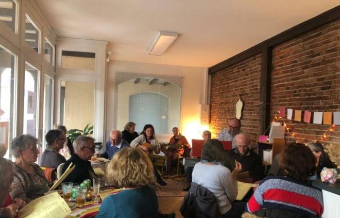 at the associative café Le Cercle de l’orme, “everyone contributes”