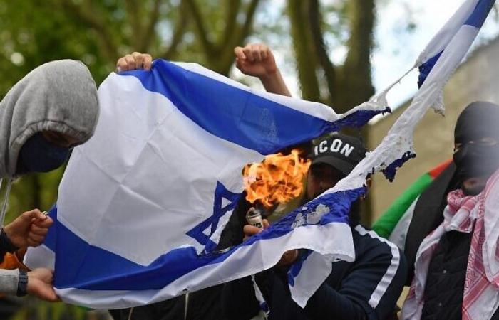 London: Woman burns Israeli flag at Jewish student meeting