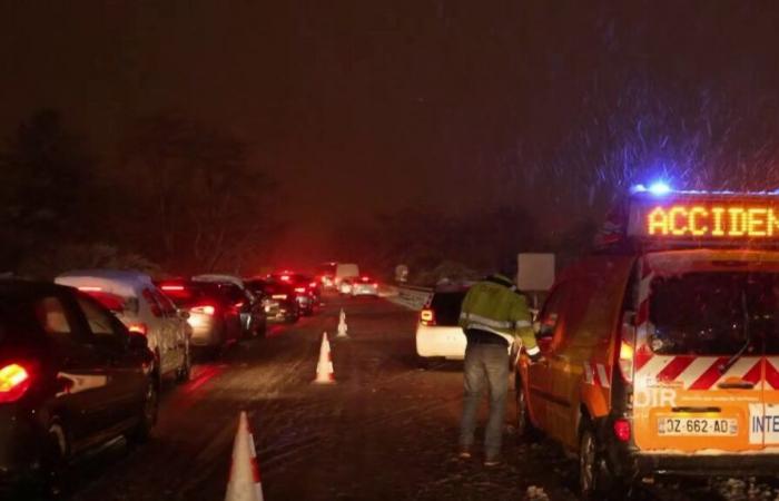 motorists stuck on the roads due to snow