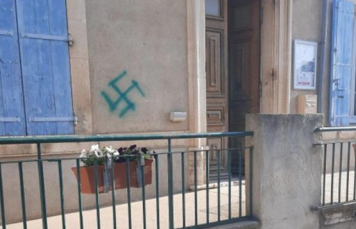 Arrested, a young man admits to having sprayed swastikas in the city center