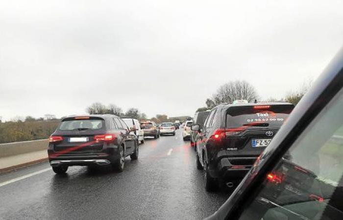 LIVE – angry Finistère taxis largely block the Pen-ar-C’hleuz roundabout, meeting in progress at the sub-prefecture [Vidéo]