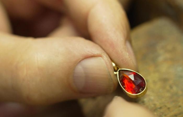 garnet crystal keeps precious know-how alive